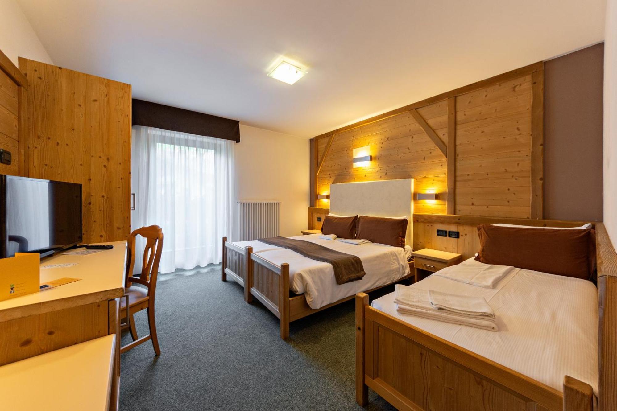 מואנה Flos Hotel מראה חיצוני תמונה